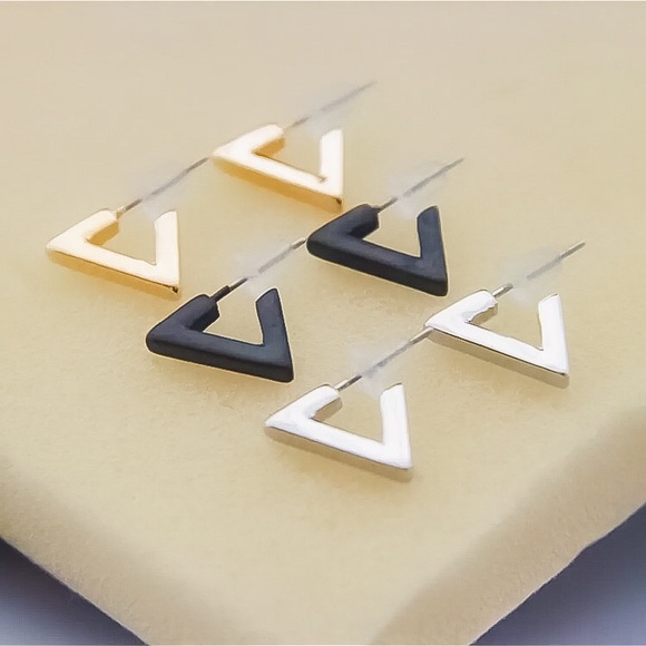 ⚜️[𝟯/$𝟭𝟴]⚜️Silver Triangle Simple Earrings NEW - Picture 3 of 5